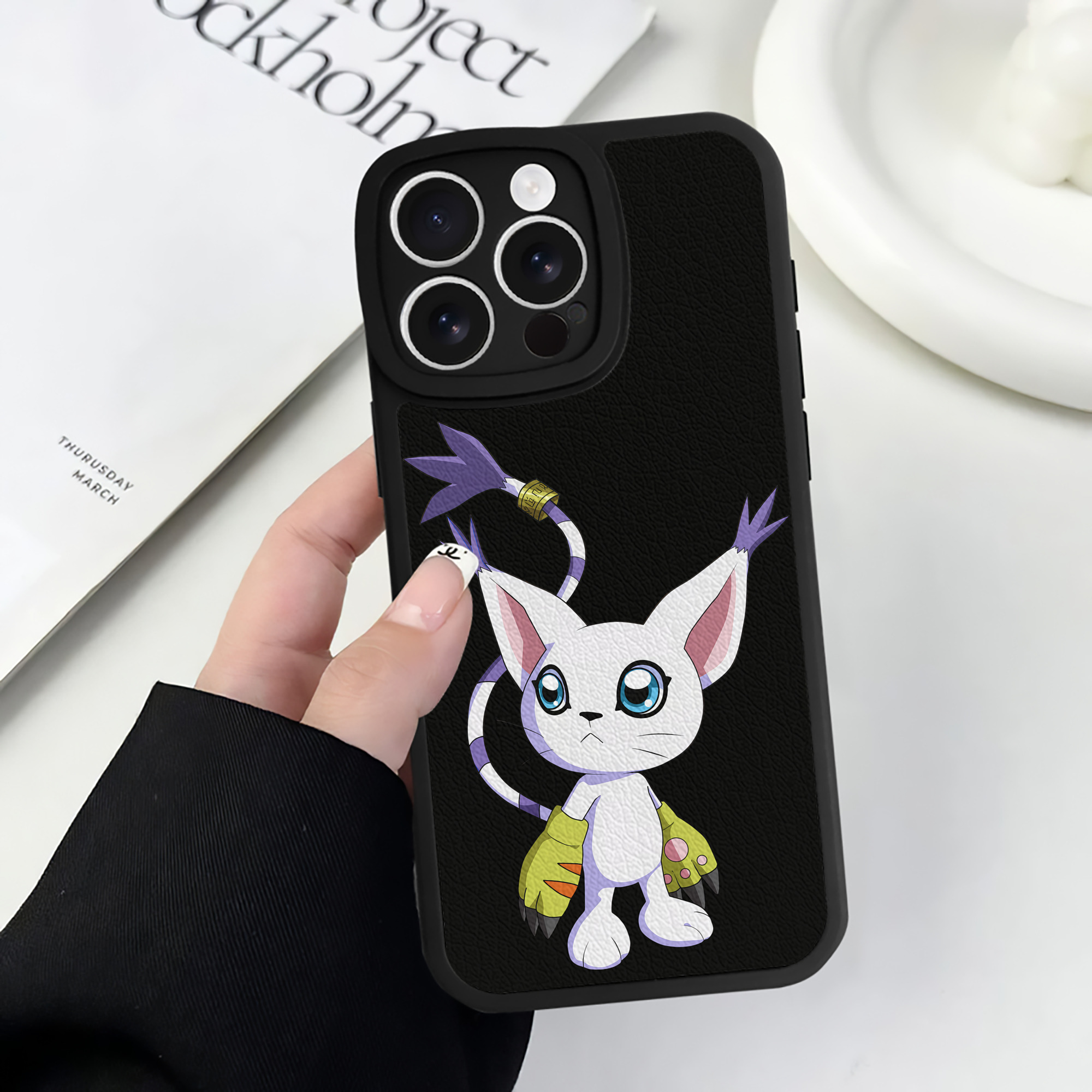 （画像用） Digimon デジタルモンスター/デジモン 【iPhone 16シリーズ対応】シリコンスマホケース（レザー調） 材質：シリコン